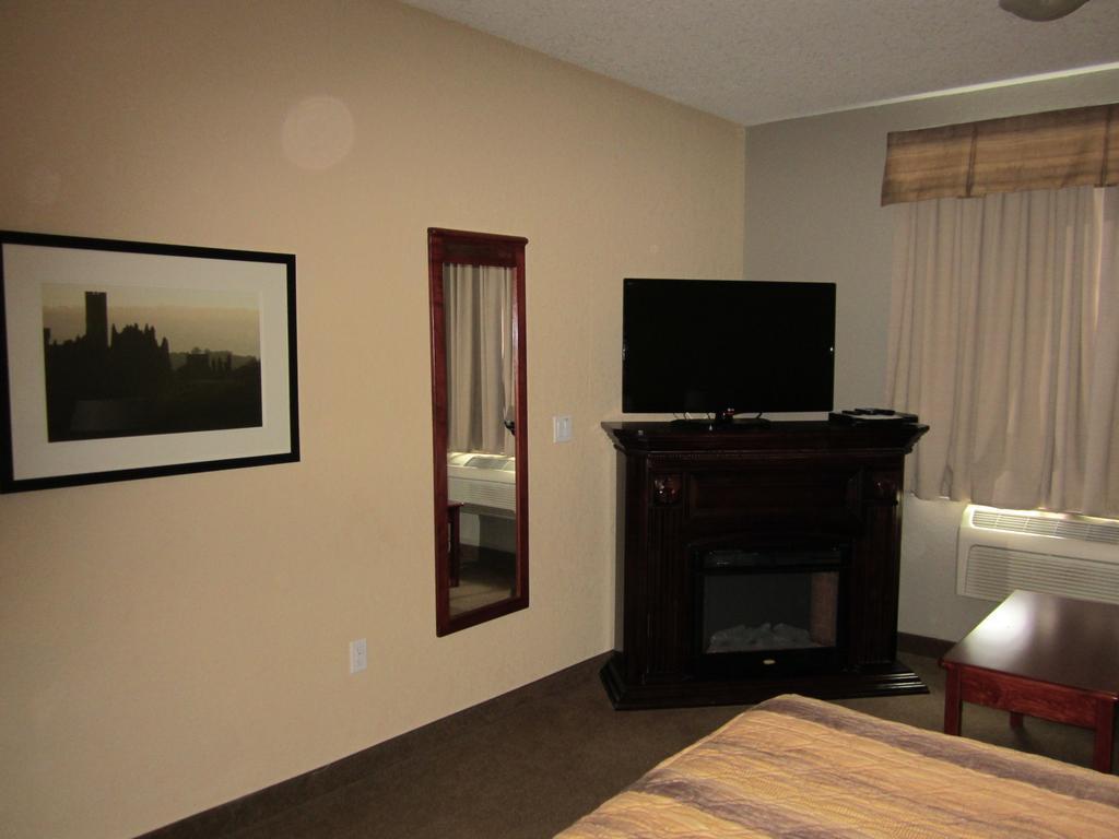 Lakeview Inns & Suites - Fort Nelson Luaran gambar